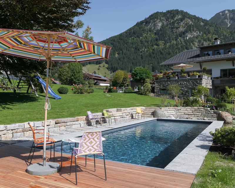 komplette Aufnahme der Pools mit dem Haupthaus im Hintergrund