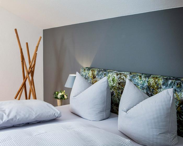 Bett mit aufgeschlagenen Kissen der Ferienwohnung fünf