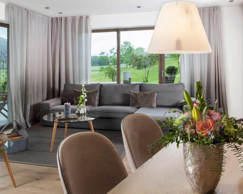 Gemütliches Wohnzimmer der Ferienwohnung eins mit großzügiger Couch