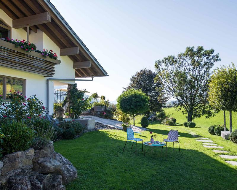 Die neue Gartenanlage mit schöner bunter Bestuhlung