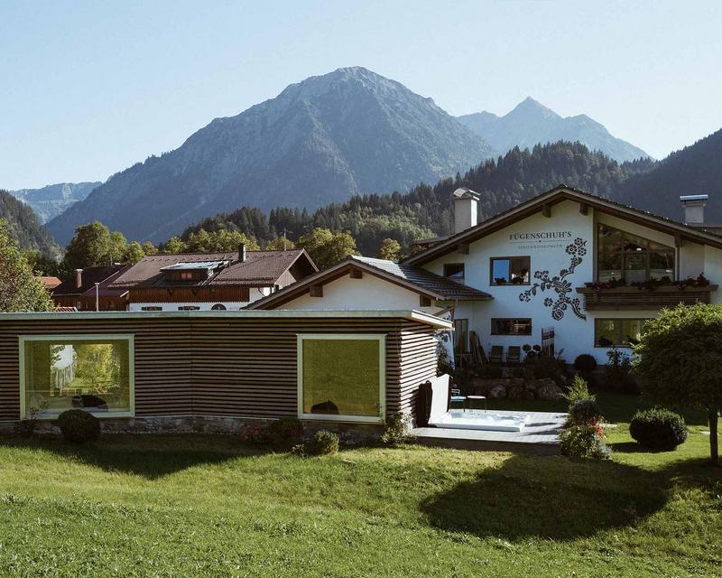 Komplette Aufnahme des neuen Saunahaus auf der hinteren Seite des Haupthauses 