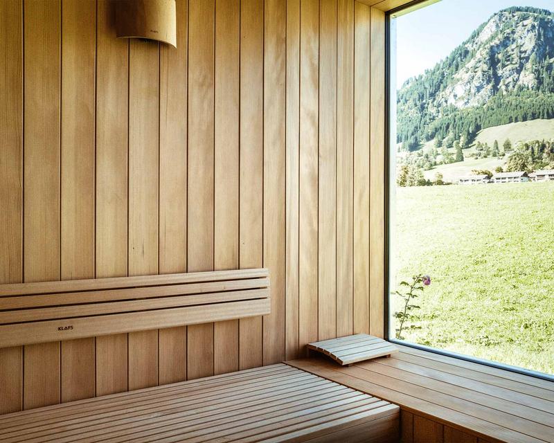 Sauna von innen mit großer Fensterfornt richtung Berge