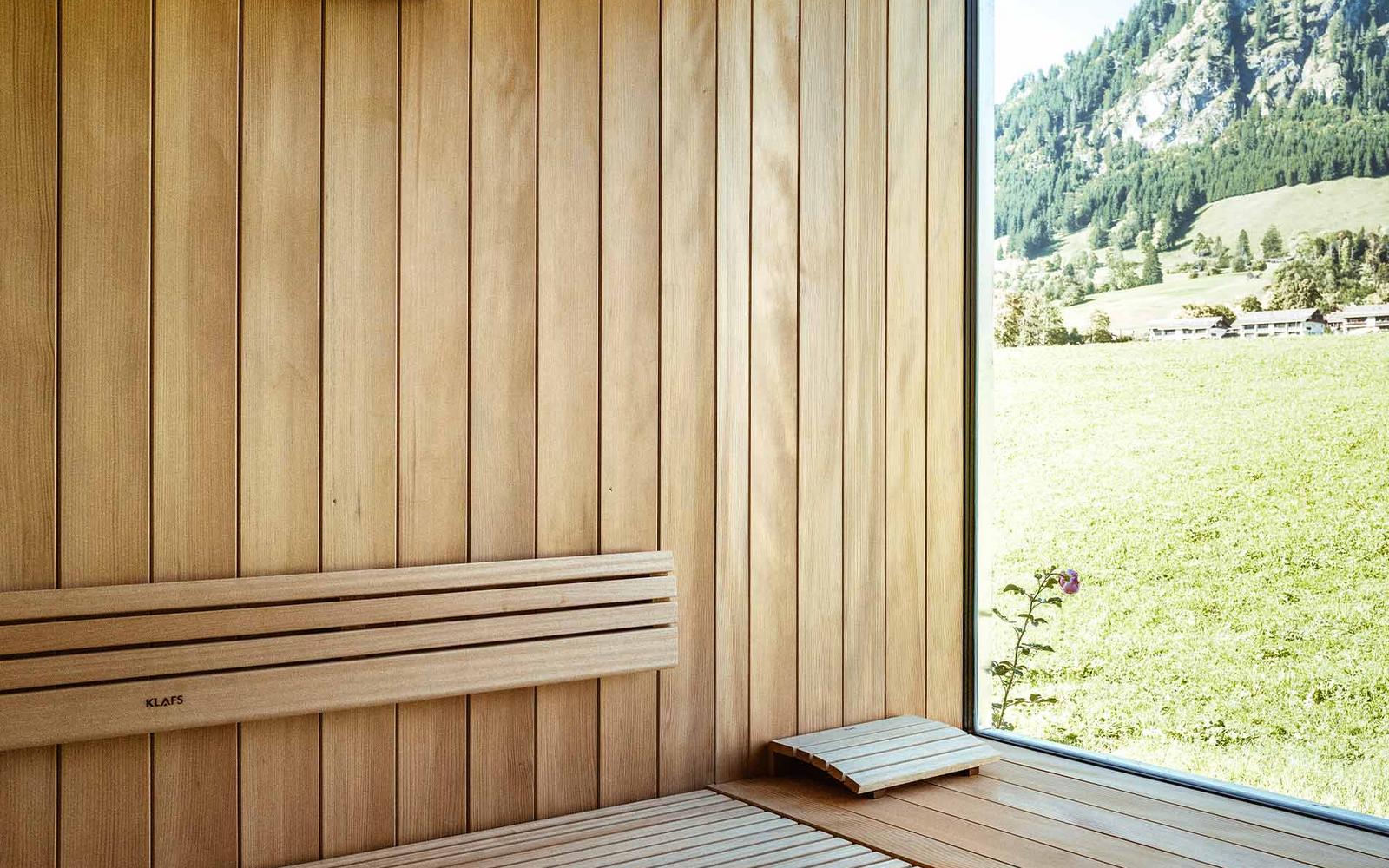 Sauna von innen mit großer Fensterfornt richtung Berge