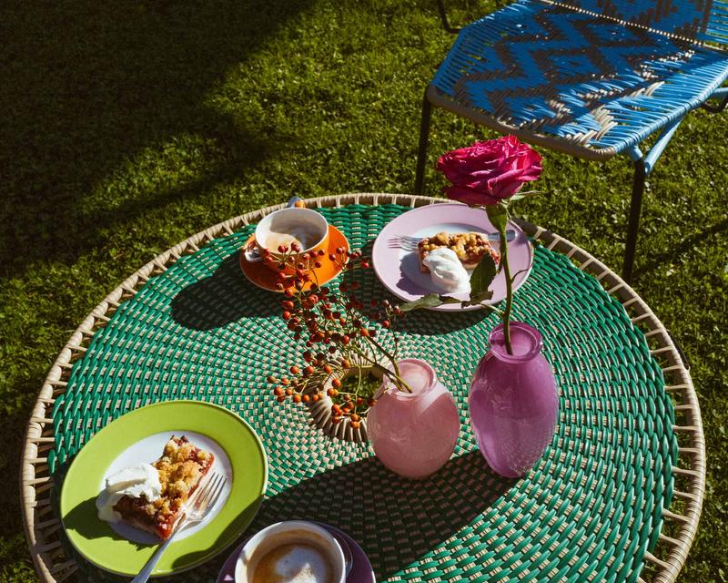 Bunt gedecketer Gartentisch