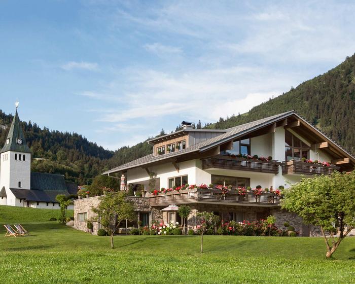 Hausaufnahme und im Hintergrund die Kirche von Bad Oberdorf