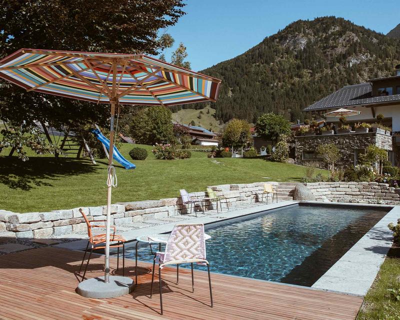  komplette Aufnahme der Pools mit dem Haupthaus im Hintergrund