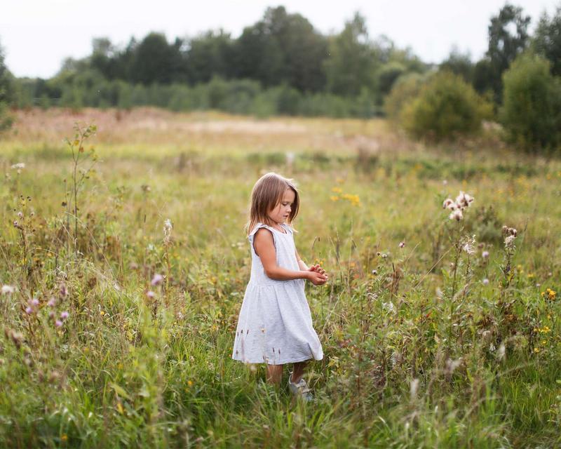 Kind welches Blumen betrachten