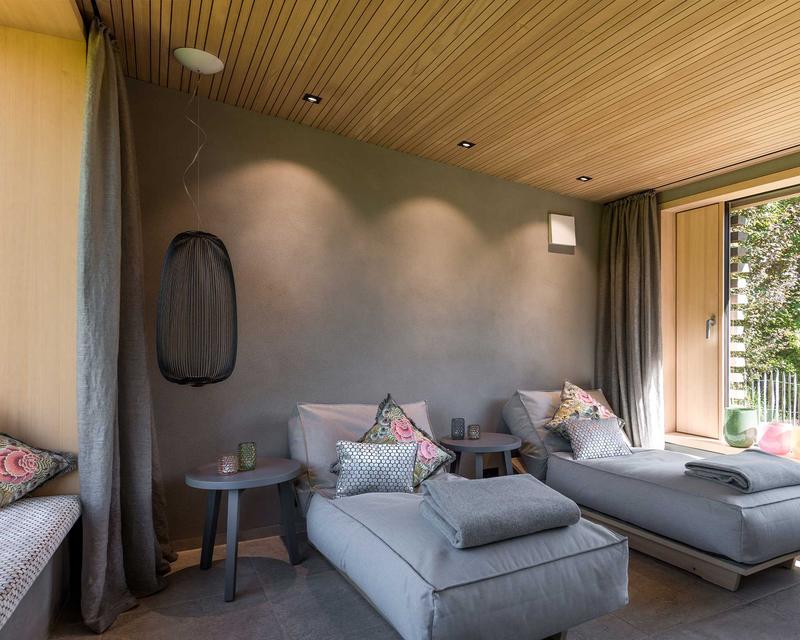 lichtdurchfluteter gemütlicher Ruheraum mit vier weichen Liegen