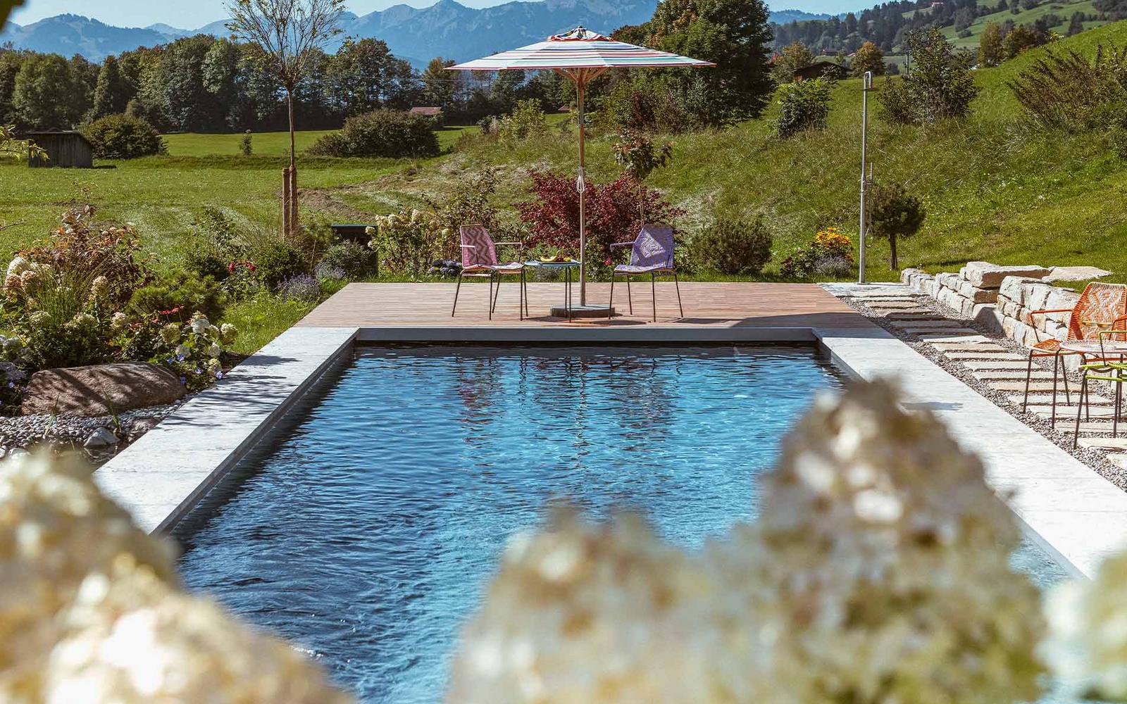  Blauer Pool und im Hintergrund das Bergpanorama