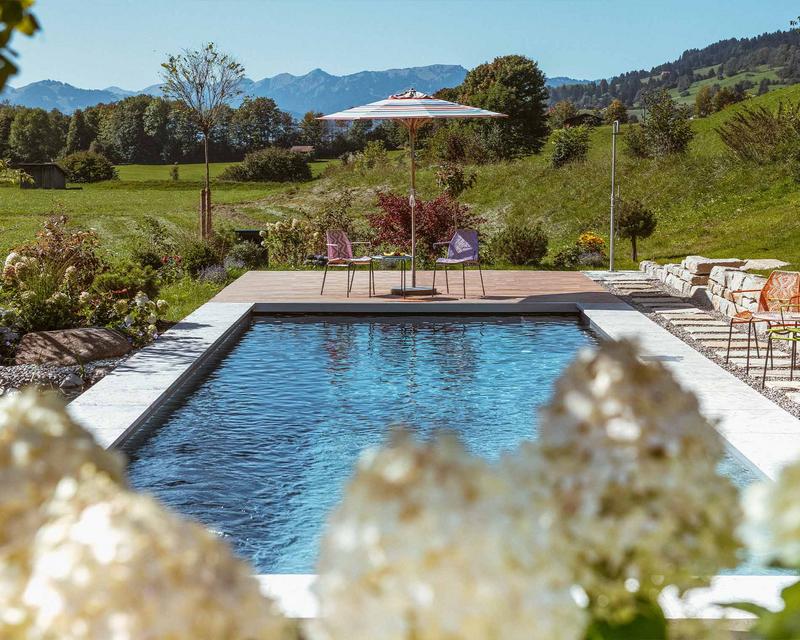  Blauer Pool und im Hintergrund das Bergpanorama
