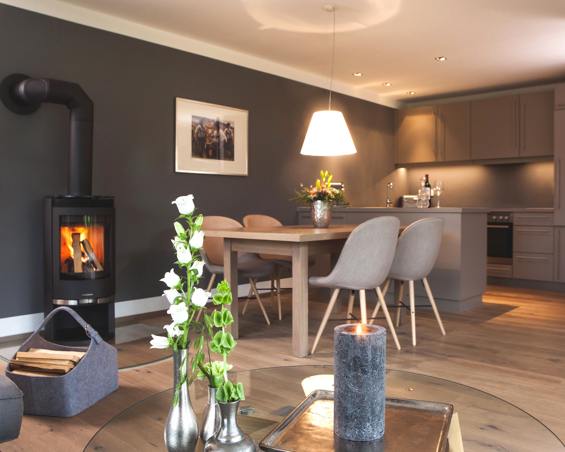 Großzügiger Ess - & Kochbereich der Ferienwohnung zwei mit Kamin