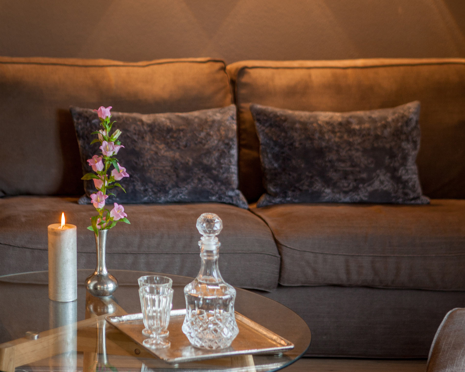 Couch und Couchtisch der Ferienwohnung zwei