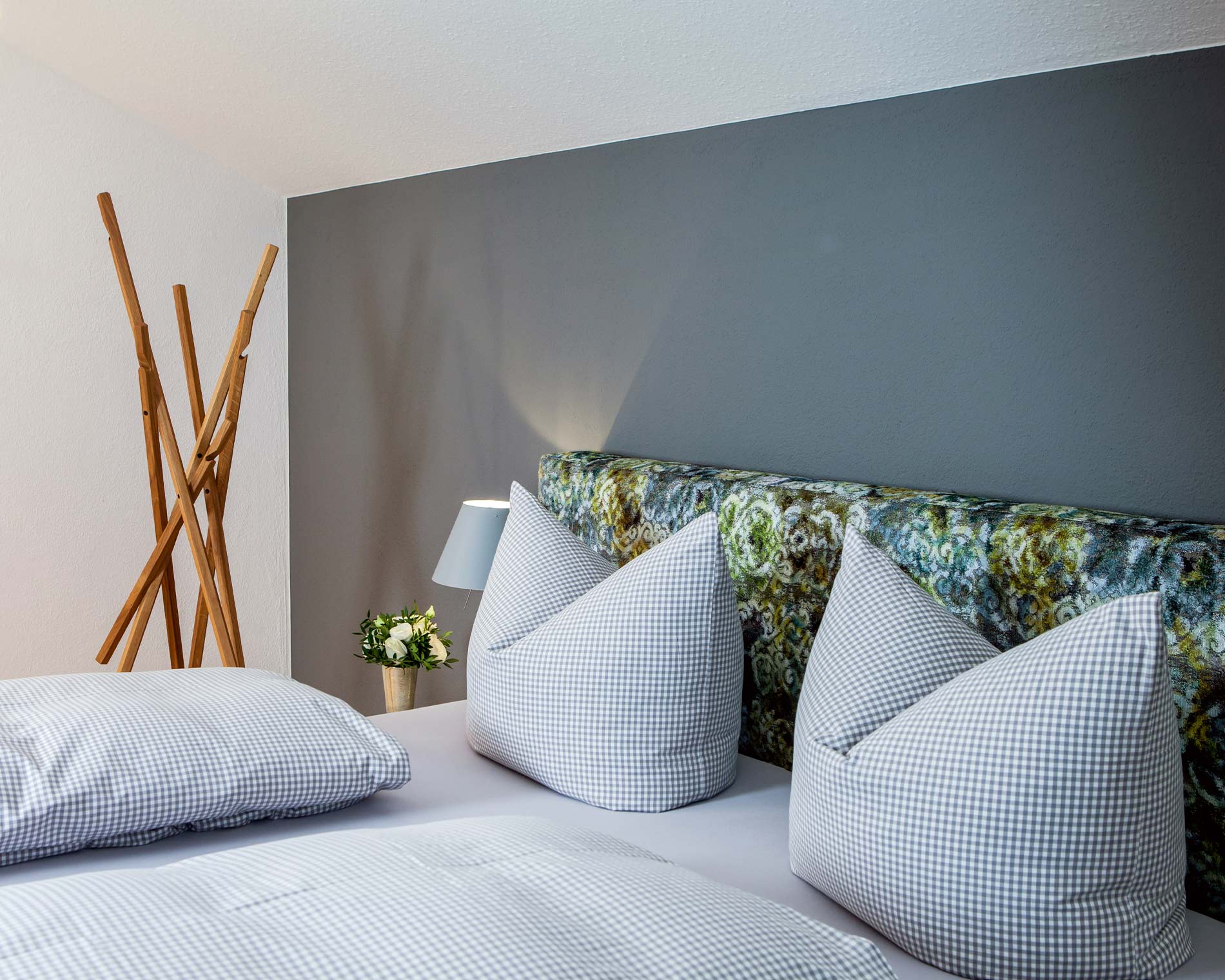 Bett mit aufgeschlagenen Kissen der Ferienwohnung fünf