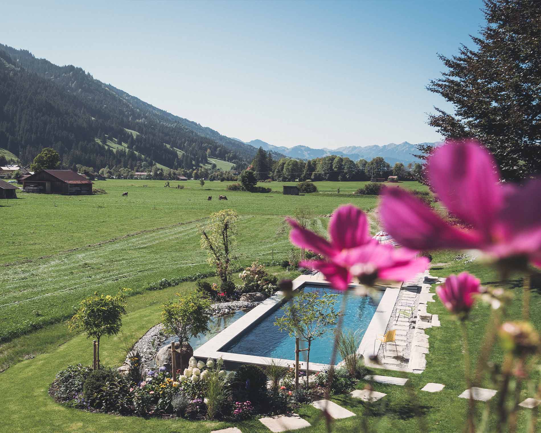 Blauer Pool bei strahlendem Sonnenschein und im Hintergrund das Hindlanger Bergpanorama