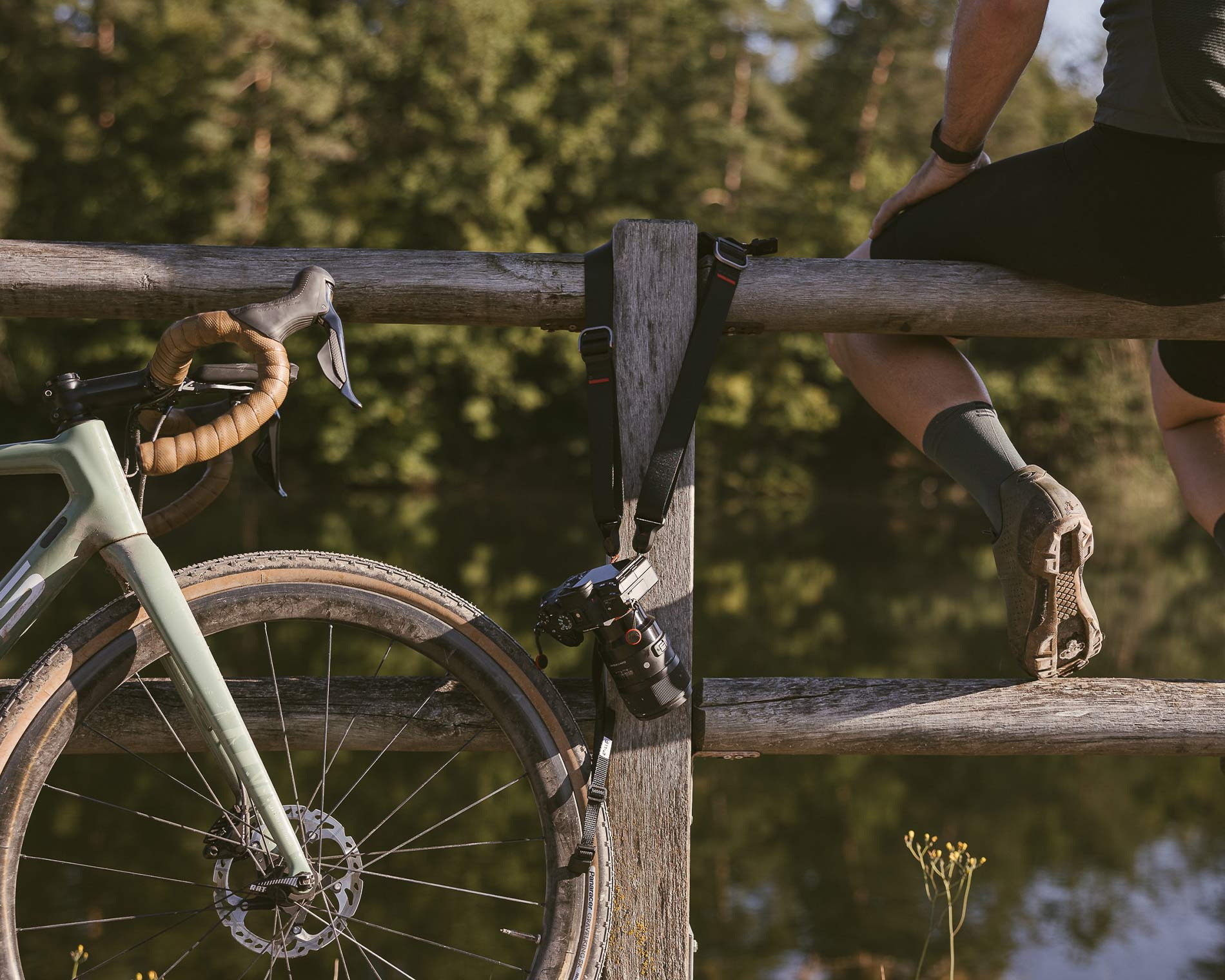 Rennrad das an einem Zaun lehnt