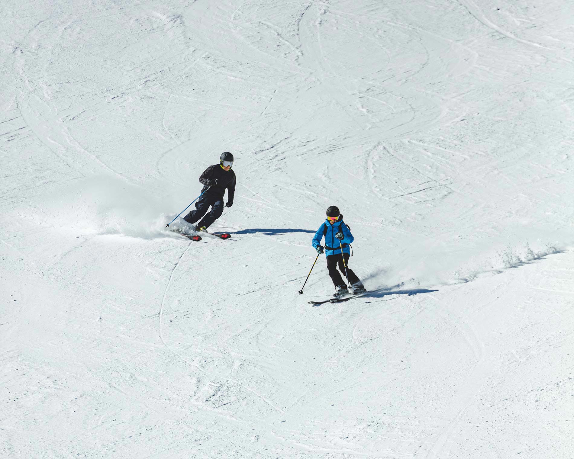Skifahrer die die Piste nach unten fahren