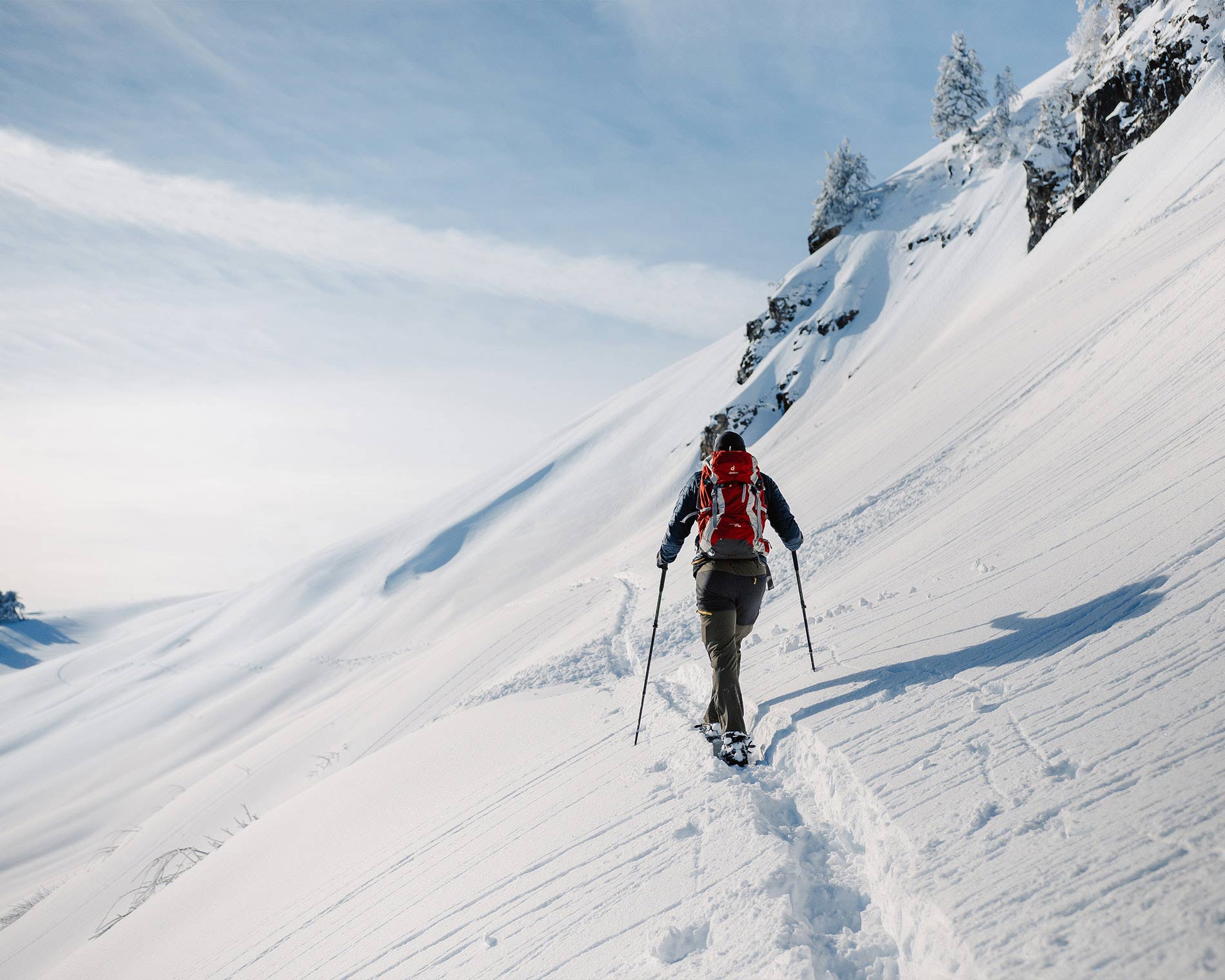 Schneeschuhwanderung durch eine alpine Landschaft