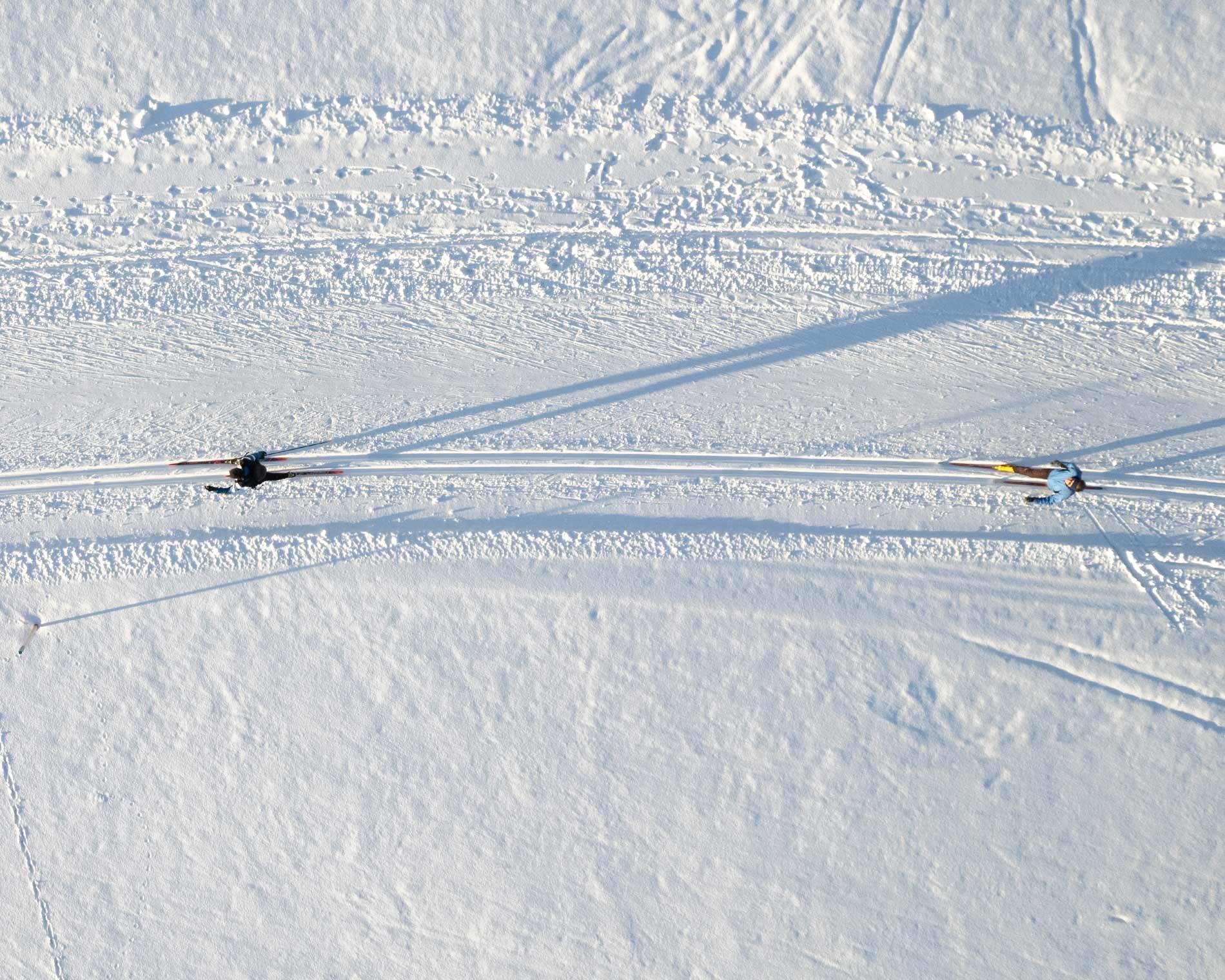 Langläufer auf einer Loipe